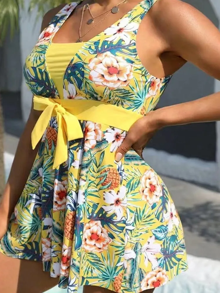 Sleeveless tankini two-piece swimsuit with leaf print