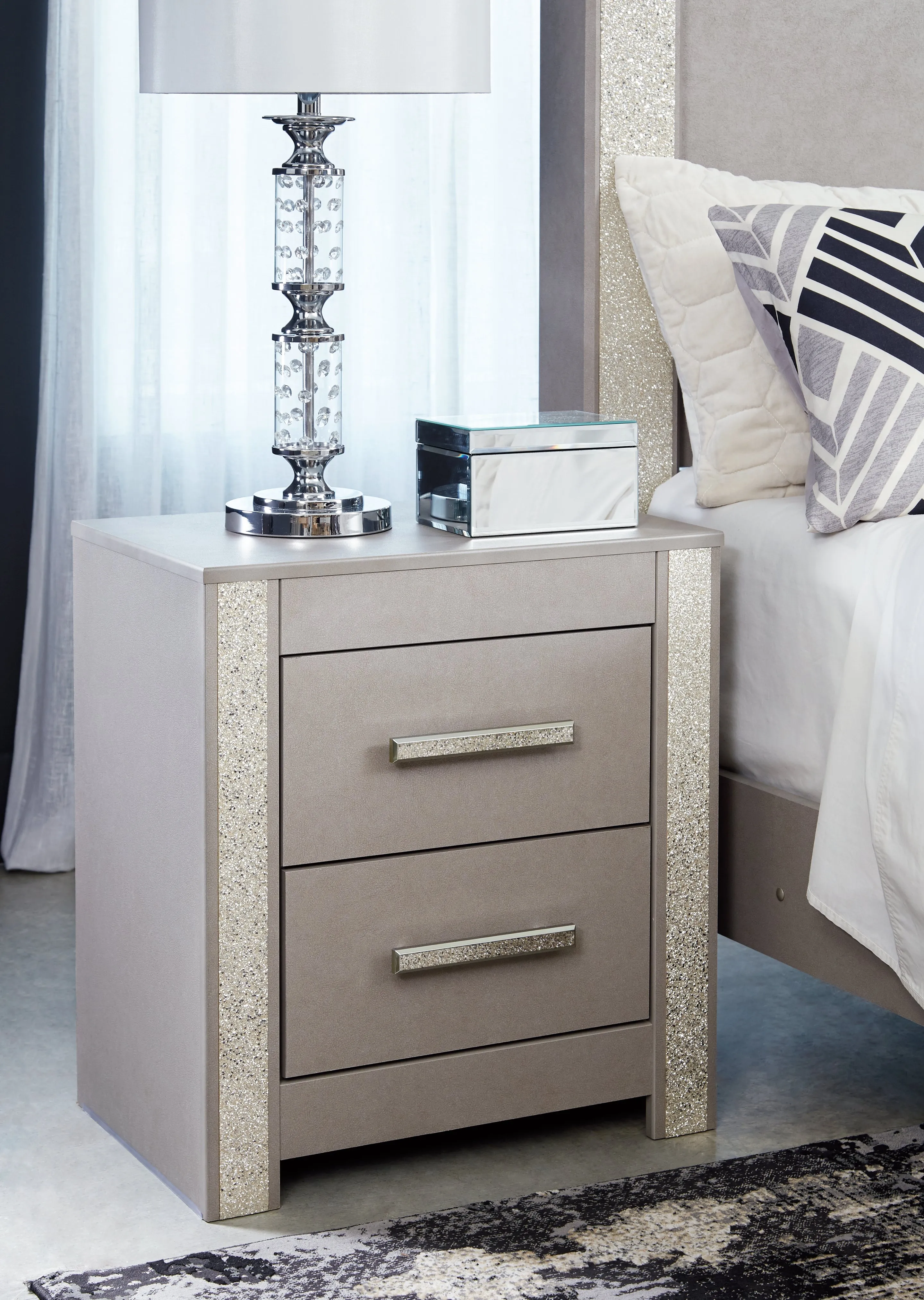 Surancha Queen Poster Bed with Mirrored Dresser and 2 Nightstands in Gray