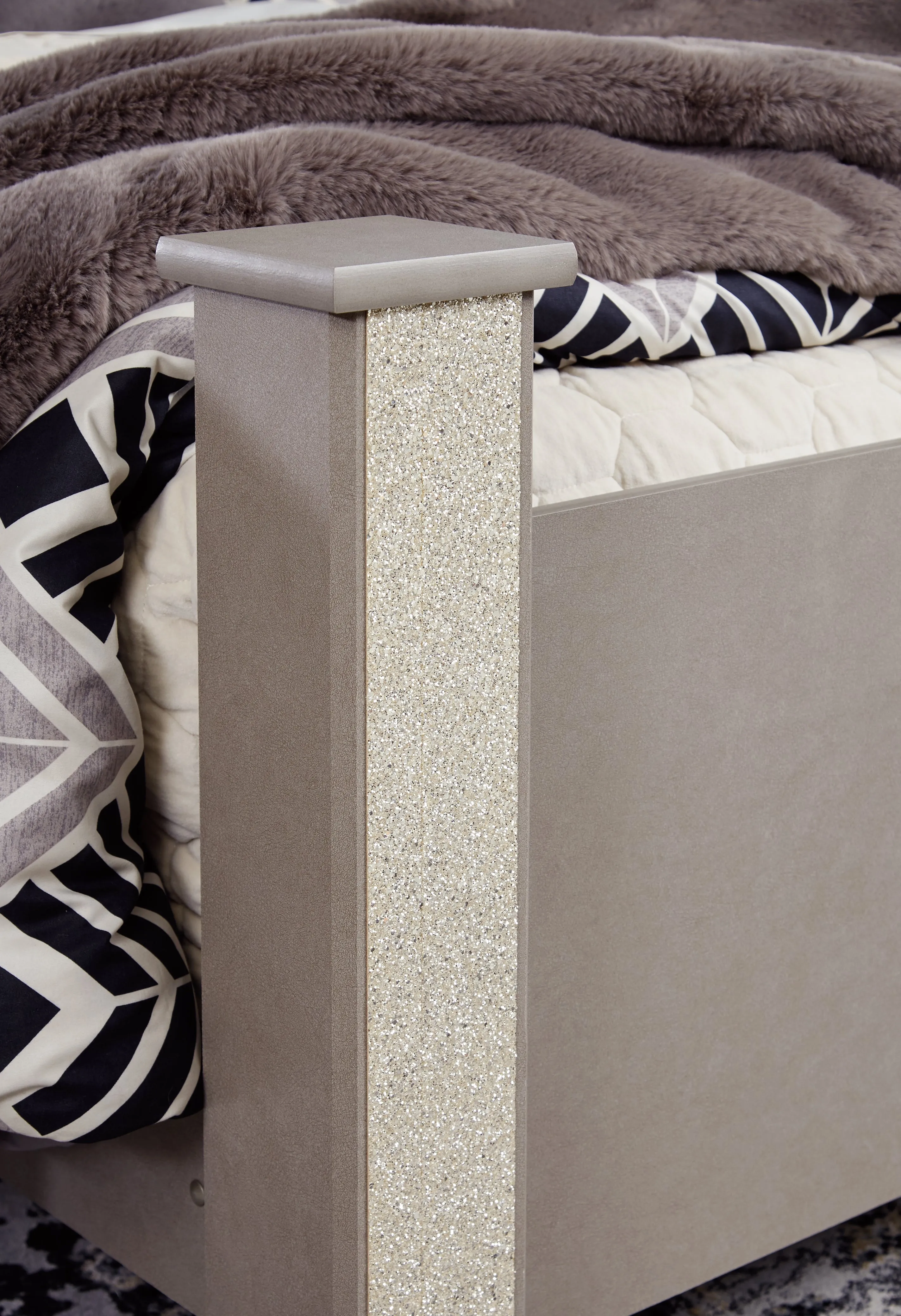 Surancha Queen Poster Bed with Mirrored Dresser and 2 Nightstands in Gray